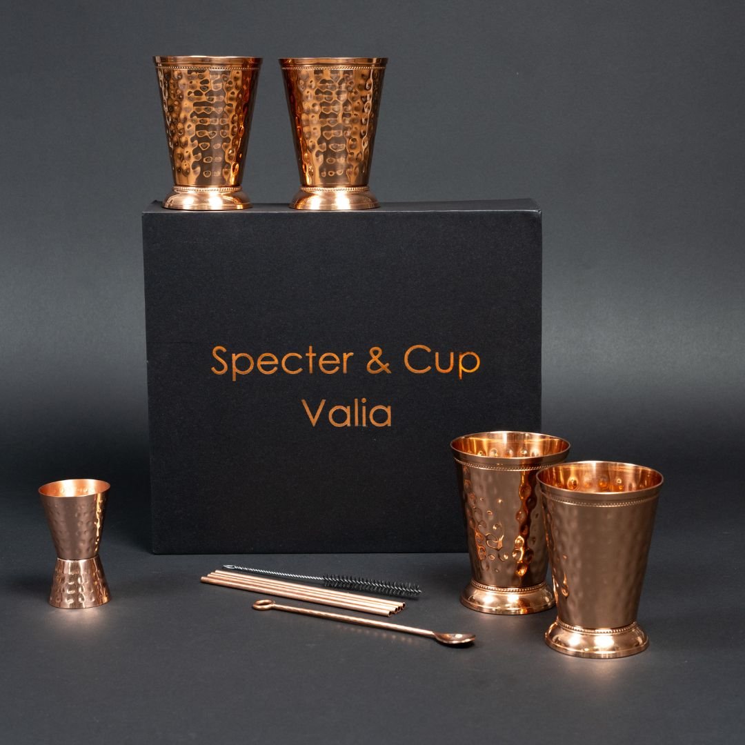Kupferbecher-Set Valia – 4x Cocktailbecher (gehämmert, römisch-geprägter Stil, 300 ml) + 6-teiliges Zubehör-Set-0